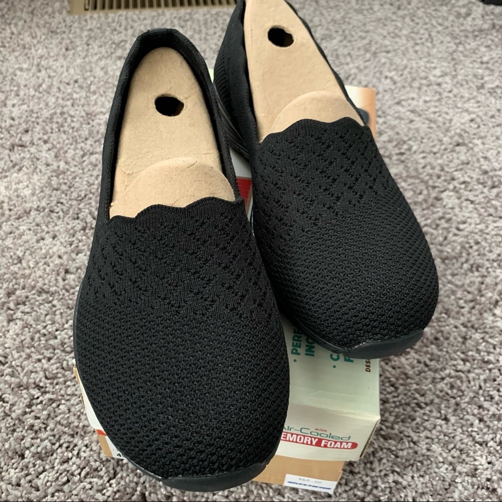 BNWT- Skechers Wide Memory Foam Flats